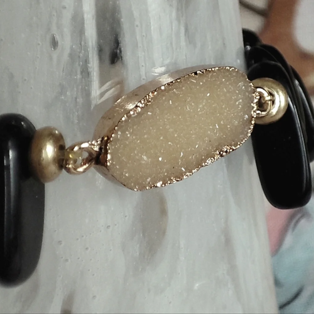 Plunder Black Smooth Tumbled Stone Cream Druzy Gold Tone Stretch Bracelet EUC